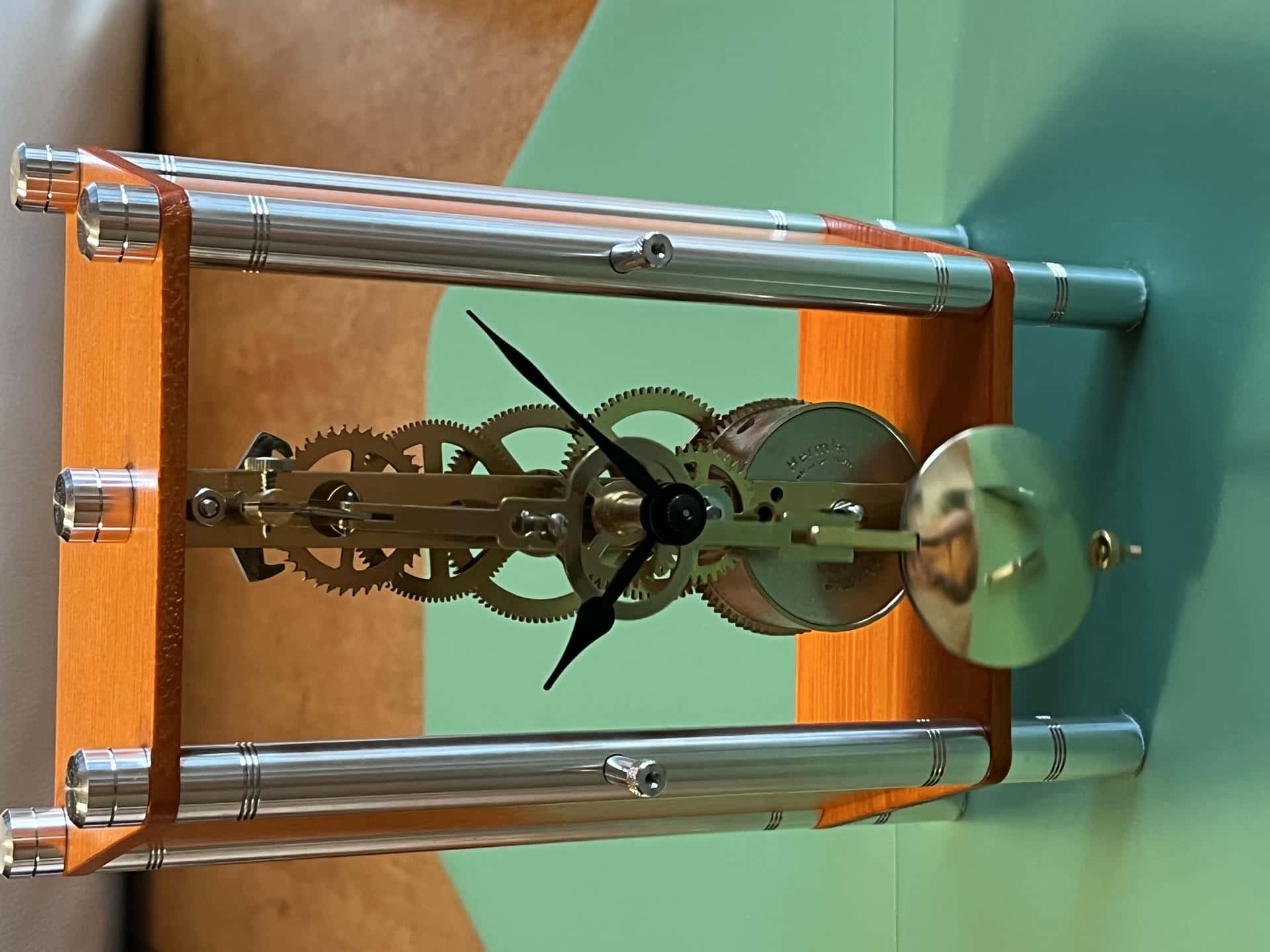 Atelier de montage d'une pendule mécanique chez Time Experience